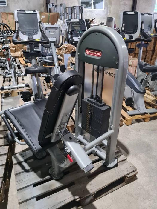 Бедрена екстензия / предно бедро Star Trac