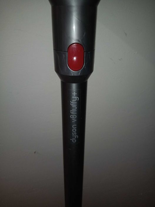 Много добра прахосмукачка Dyson V8 с нова батерия и аксесоари