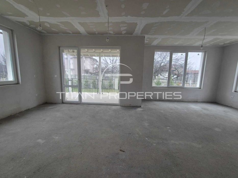 Двуетажна къща в Коматево