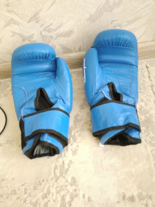 Продам боксерсий шлем+перчатки