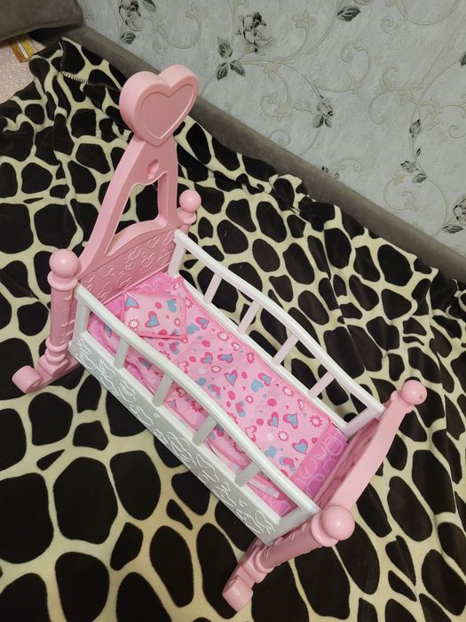 Продам игрушечную кроватку для девочки