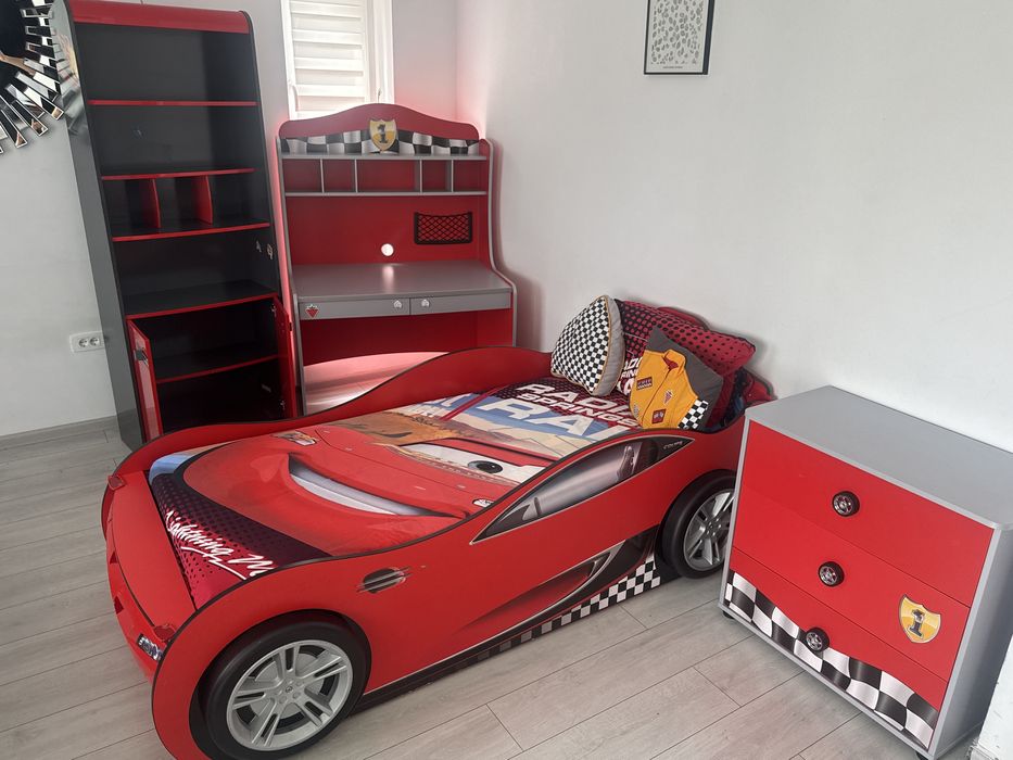Mobilier copii tip mașină (Cars) + birou + comodă – stare foarte bună