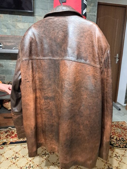 Vand geaca de piele noua