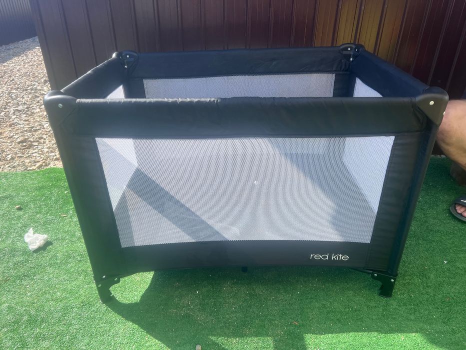 Pătuț bebeluși pliabil.Potrivit de la naștere până la aproximativ 15 kg.Dimensiuni asamblate Î70 x L99 x A70 cm Dimensiuni pliat Î70 x L20 x A20 cm
