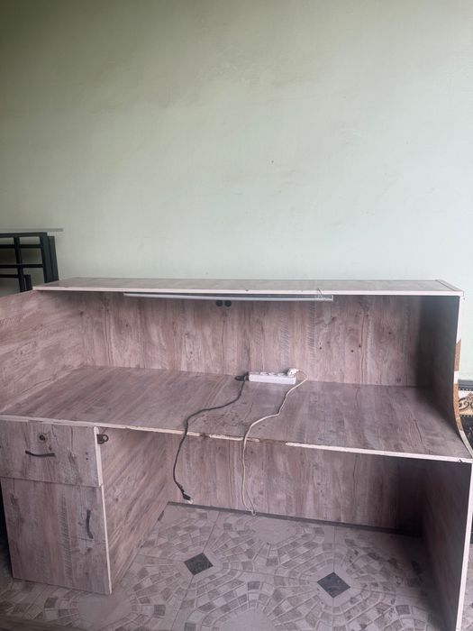 Шкаф для ремонта телефонов или регистратуры