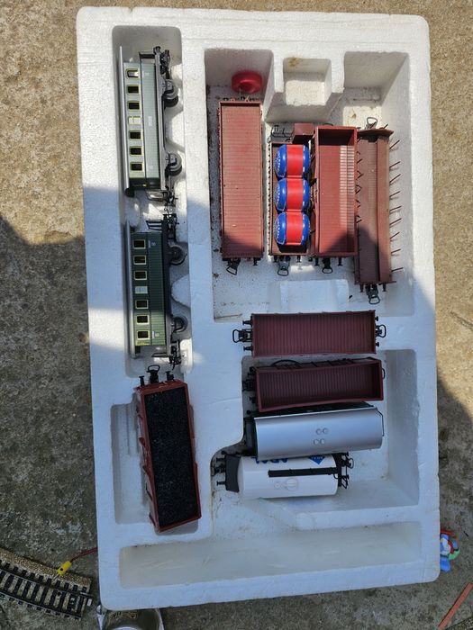 3 броя Локомотив с вагони и релси