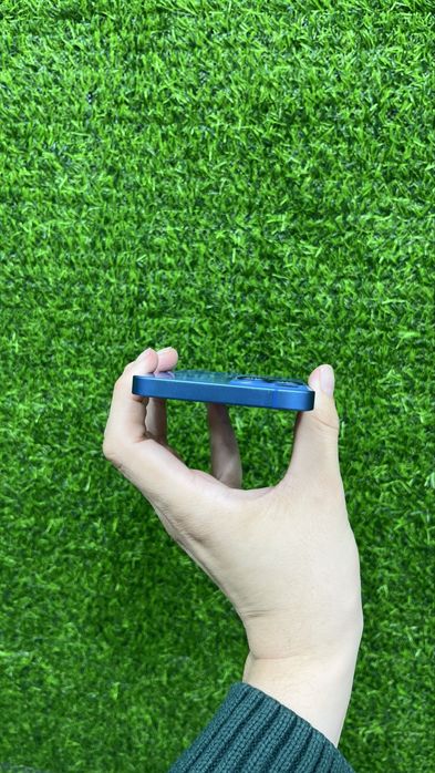 Продам IPhone 13