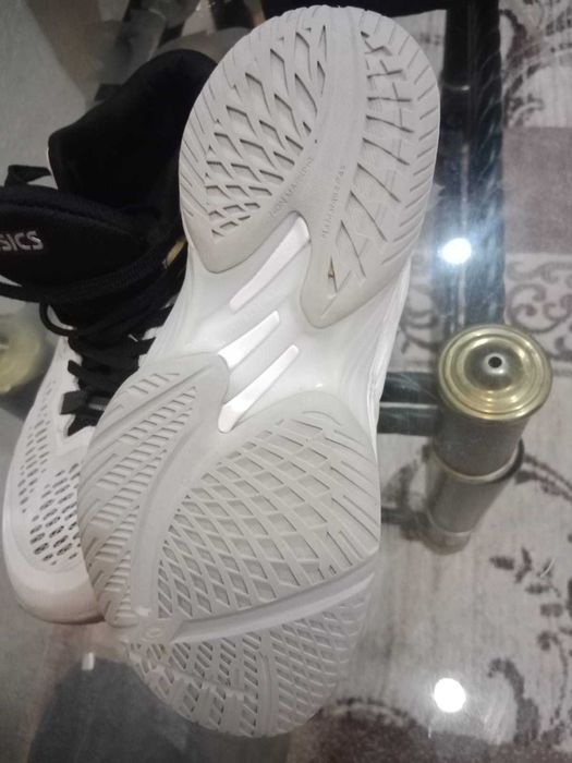 Волейбольные кроссовки Asics