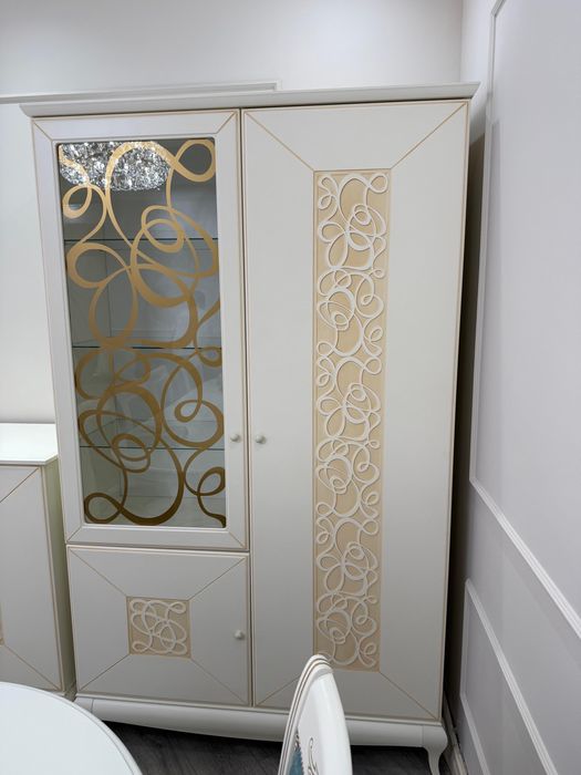 Шкаф витрина в гостиную