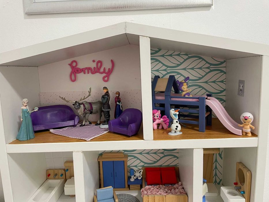 Casuta din lemn pentru papusi cu mobilier (LIDL) si figurine (FROZEN)