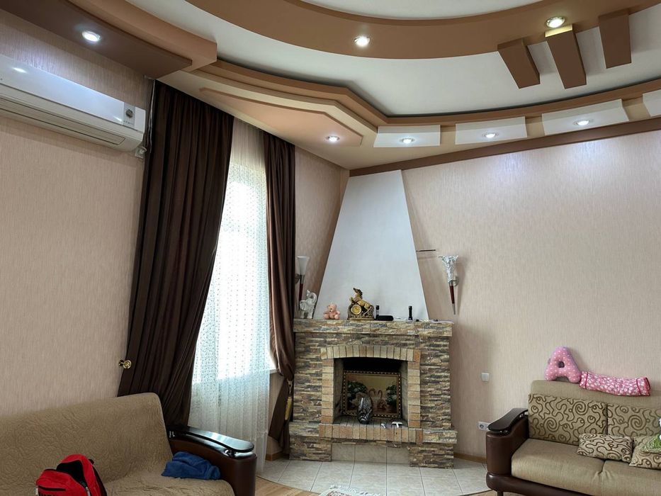 Продаеться двухуровневый дом с бассейнои и евро ремонтом