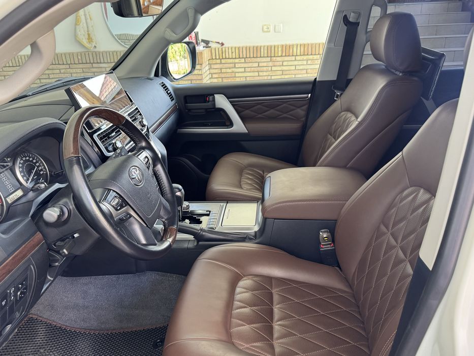 Toyota Land Cruiser 200 идеал сосотояние