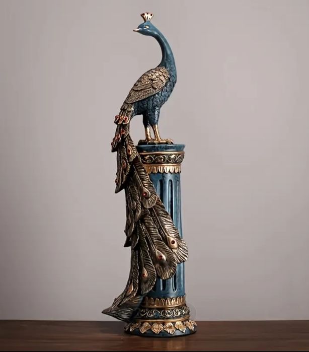 Декоративна статуя на паун