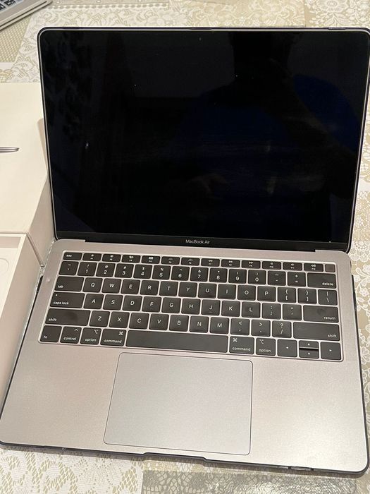 Продам MacBook Air 13 (2019г.)