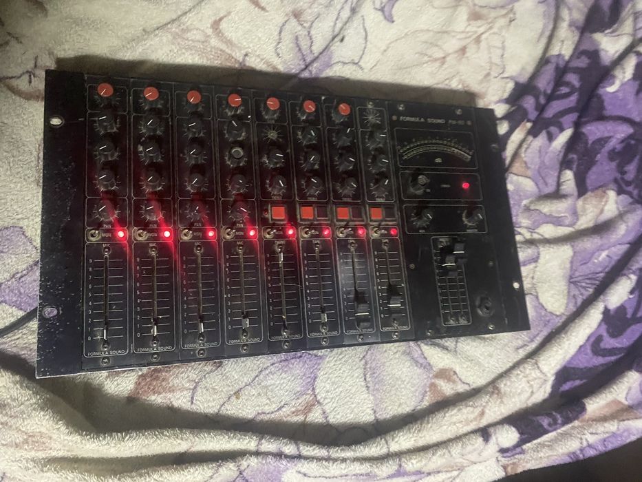 Se vinde mixer audio