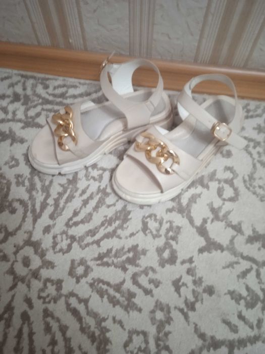 Сандалии на девочку 36