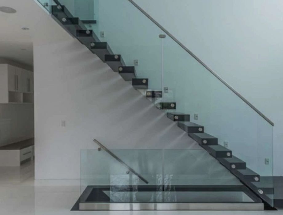 Стеклянные перила ограждения лестницы