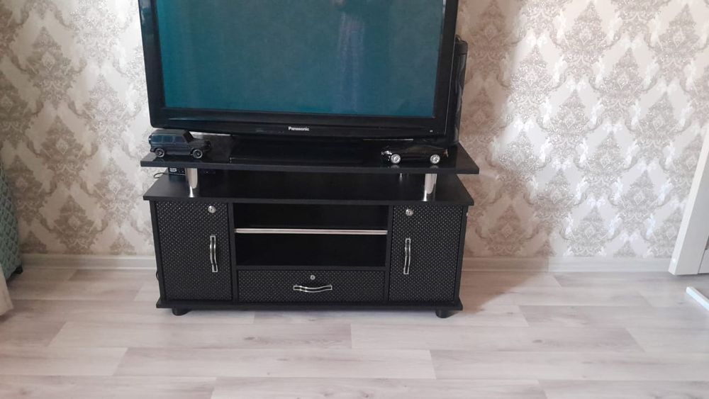 Тумба  под  телевизор  черный