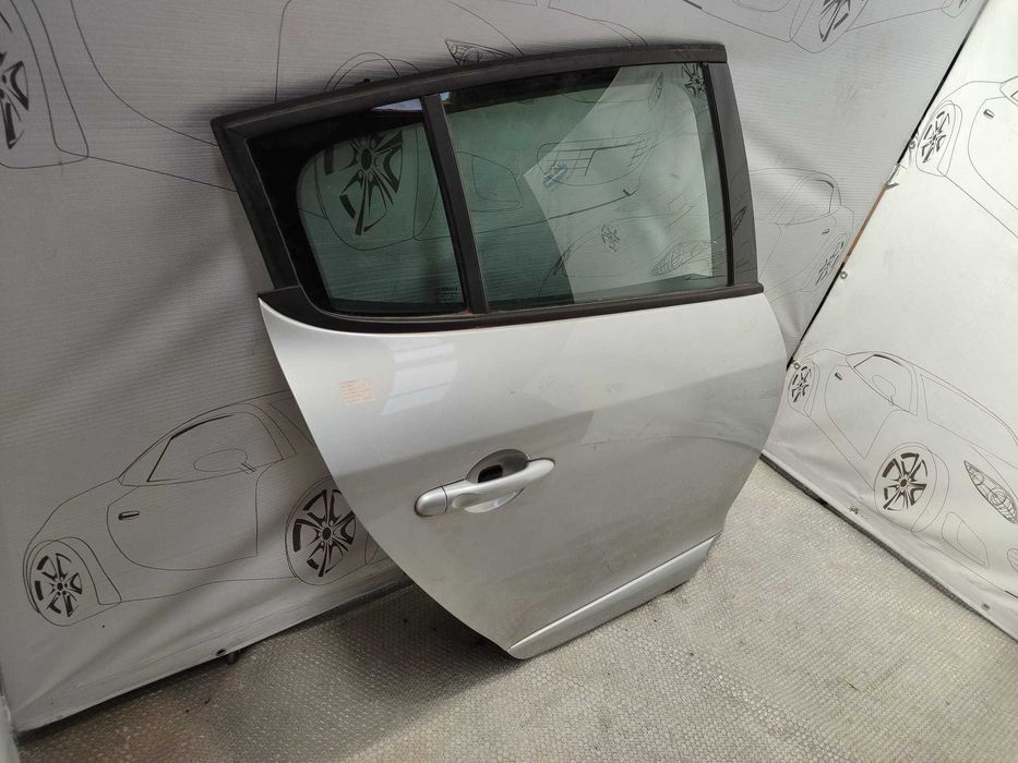 Ușă Spate Dreaptă Renault Megane III Hatchback Gri Cod Culoare D69 2014 / [2009-2016] / 821006014R (1B)