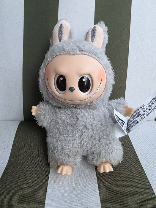 Лабубу чисто ново но е без кутията