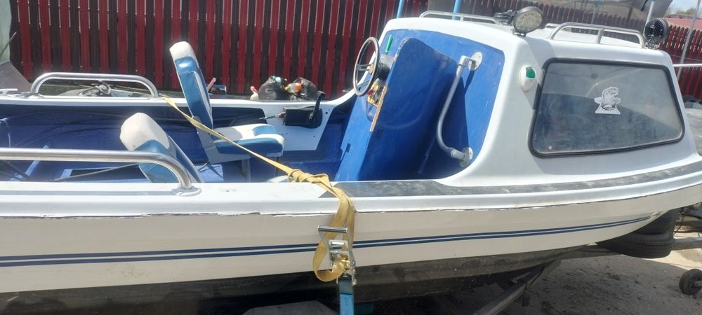Vând barca cu motor