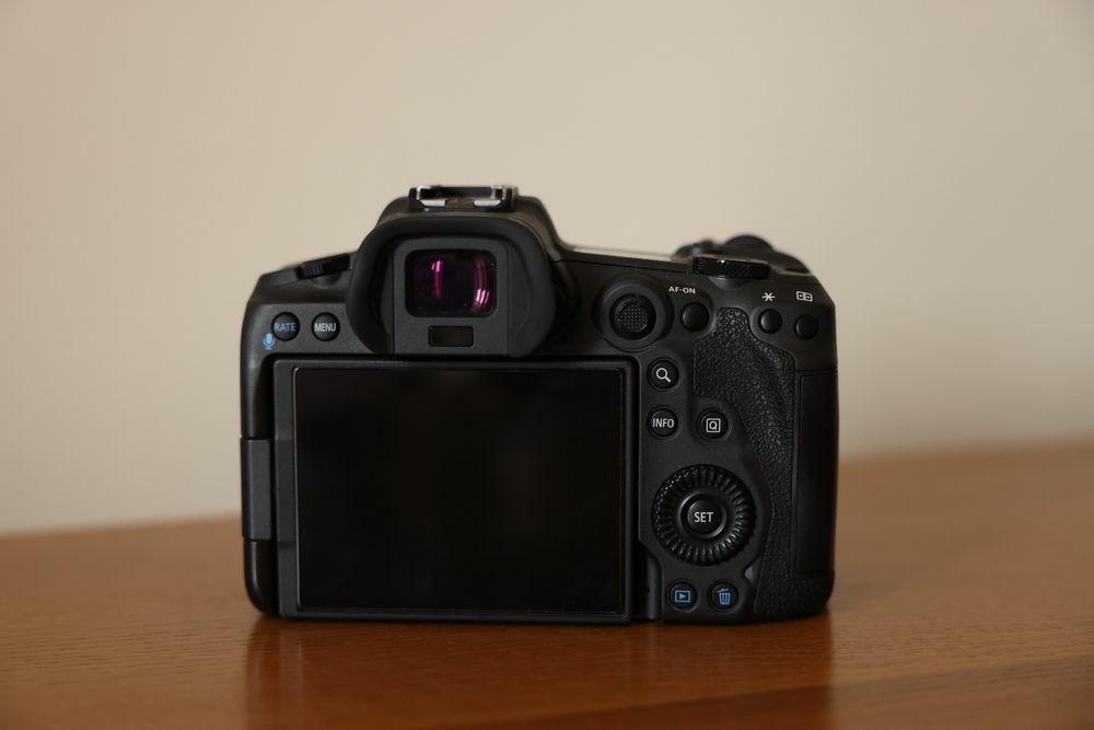 Продам Canon EOS R5 (body)