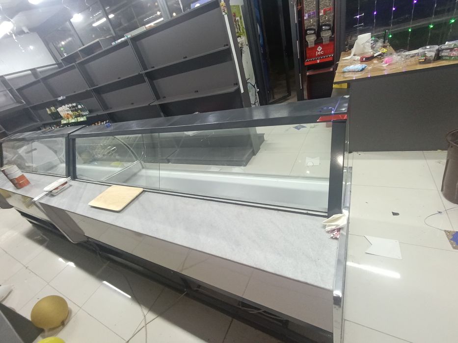 Vitrina Xaladilnik va vitrinasotiladi MDF dan xplati yengi  sotiladi x