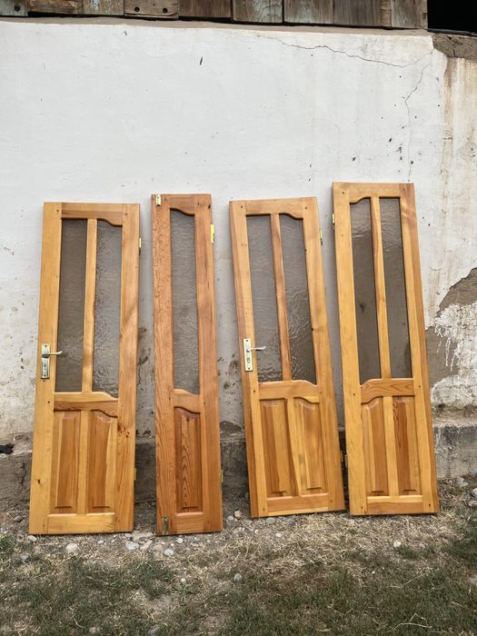 Продаются двери из натурального дерева