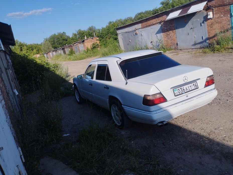 Продам Мерседес 124 е220
