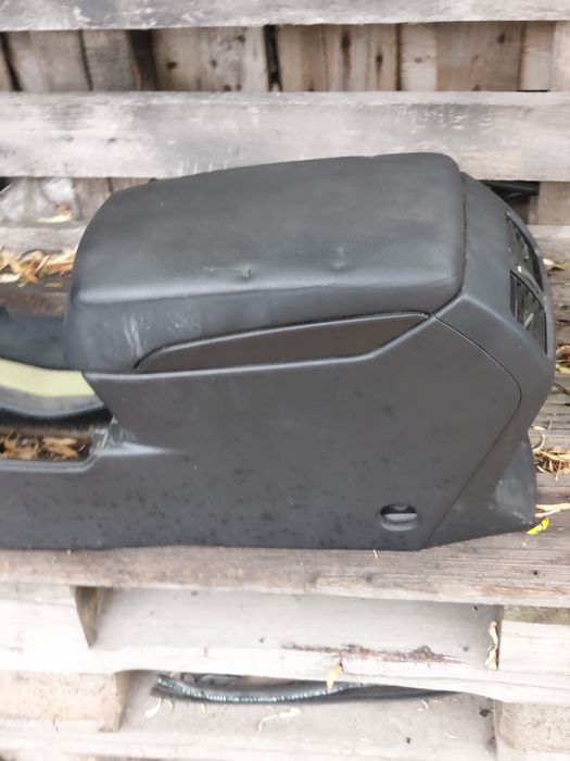 Подлокотник на Subaru Outback  BR  .