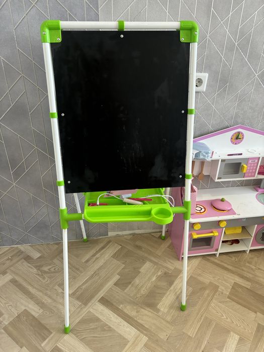 Мольберт детский в отличном состоянии