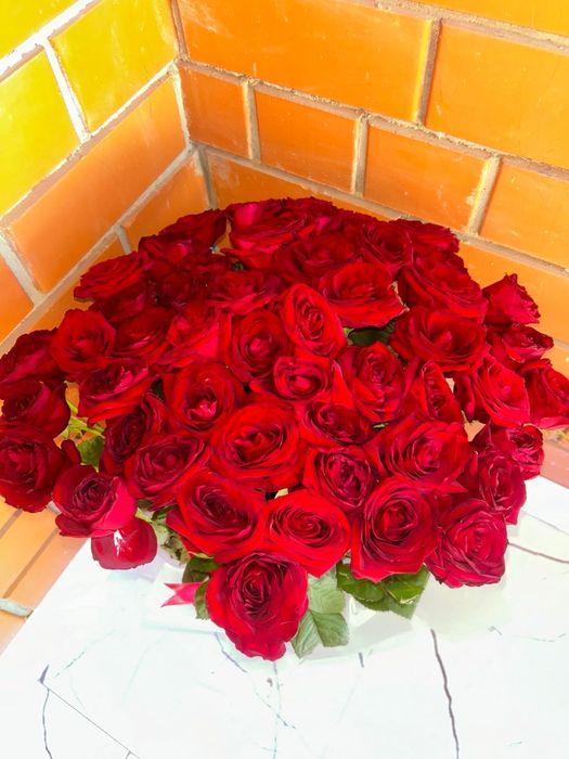 Цветы корзине красные