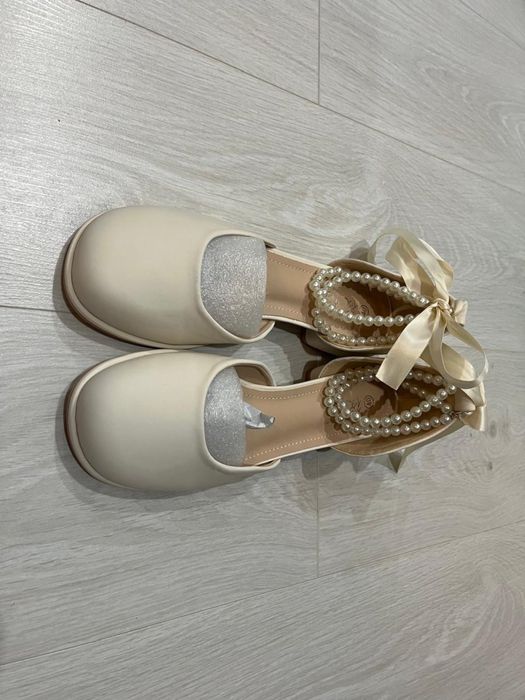 Женские молочные туфли