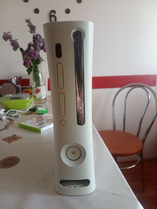Xbox 360 , nu citeste cd urile , in rest e functional+joc fifa 09