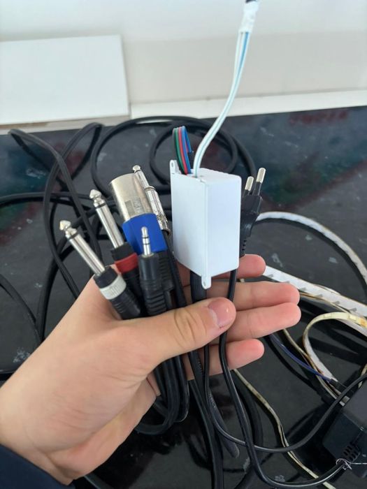 Продаётся колонка JBL с всеми усилителем и кабельями