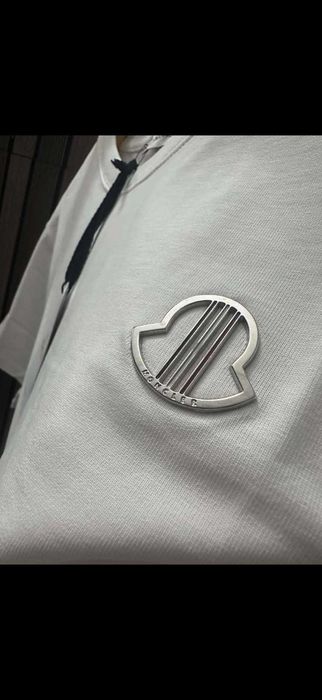 Тениска Moncler с метално лого