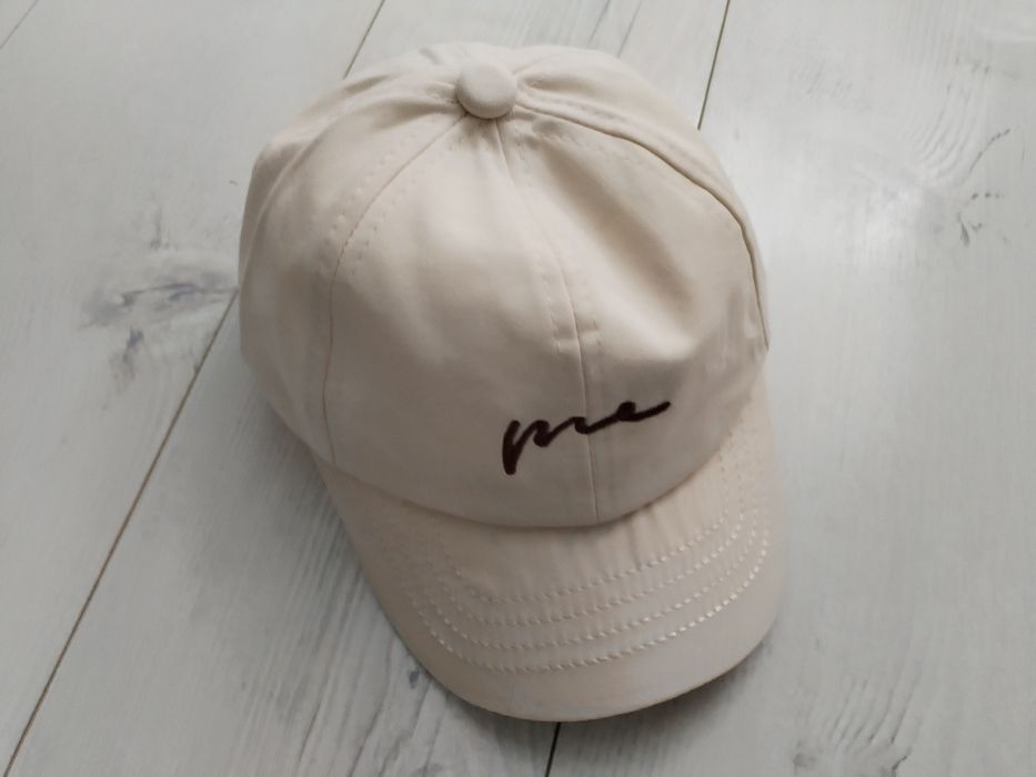 Шапка с козирка за бебе