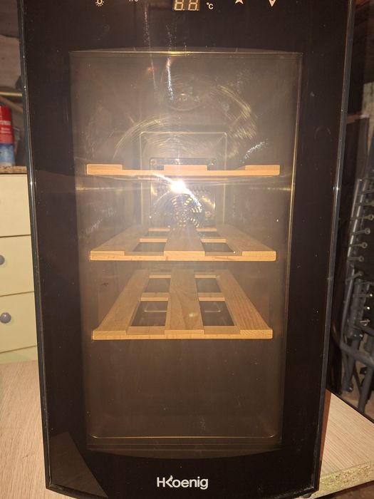 Racitor de vinuri, 8 sticle, H.Koenig, AGE8, negru
Cod produs: AGE8