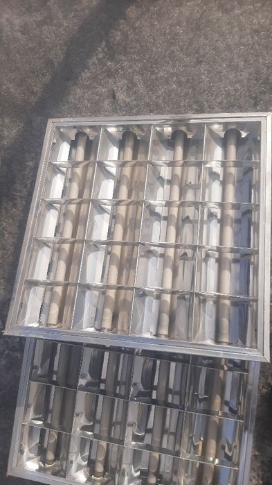 Лампы дневного освещения под армстронг.