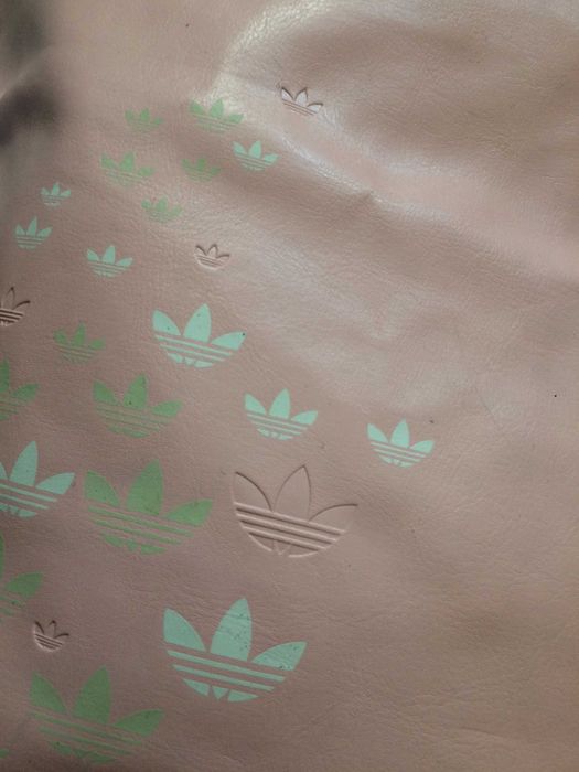 Розова сладурска  чанта Adidas.