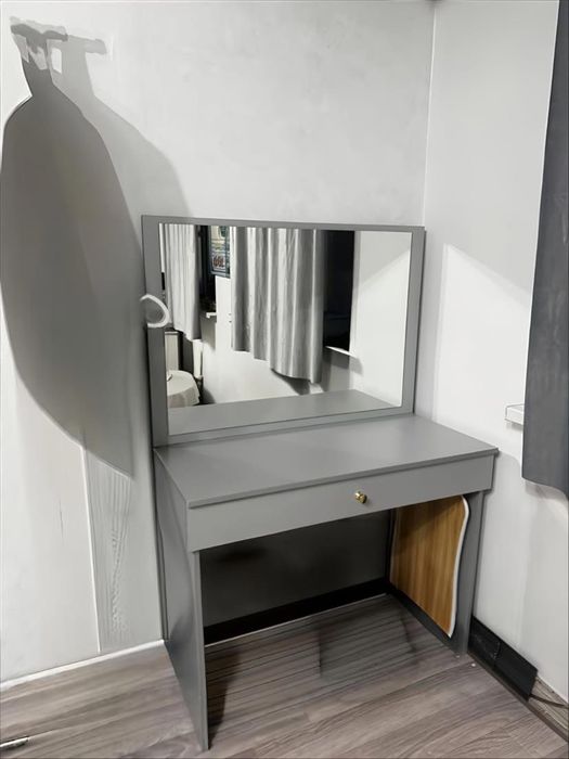 Туалетный столик с зеркалом