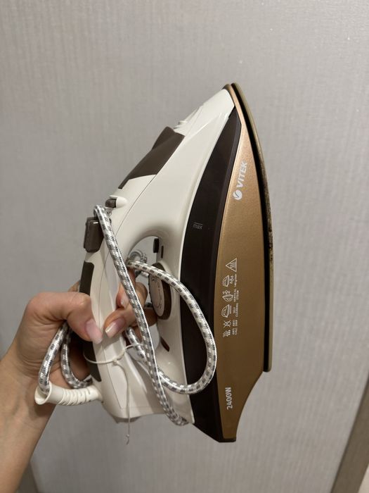 Утюг Vitek  2010 коричневый