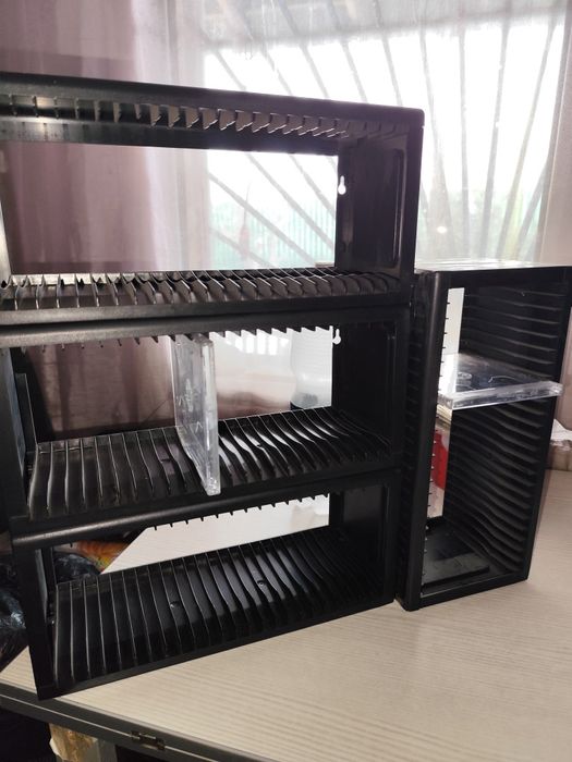 Продам полочки под компакт диски