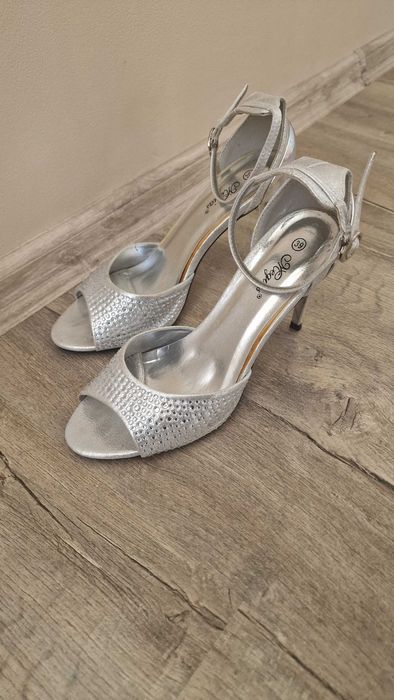 Meгияс 39 номер Дамски официални обувки/сандали