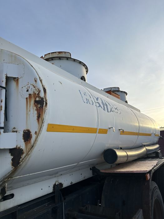 Автоцистерна бензовоз бочка