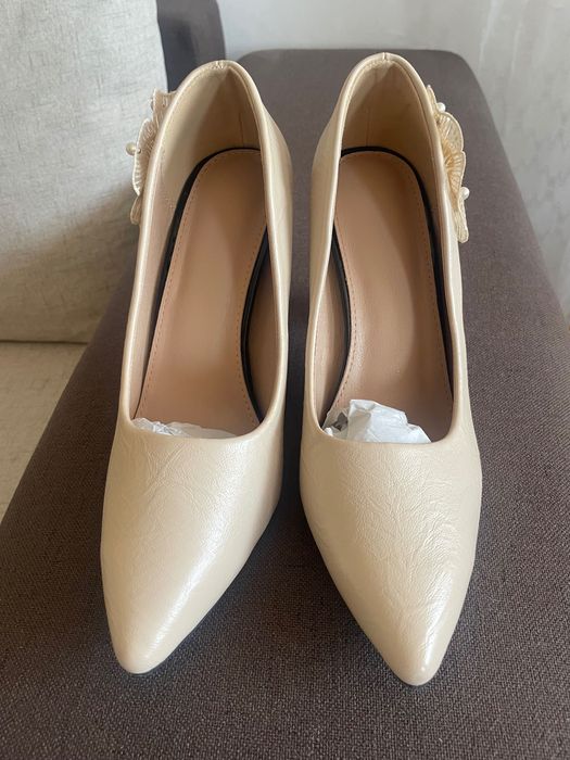 Официални обувки, бежови с висок дебел ток.