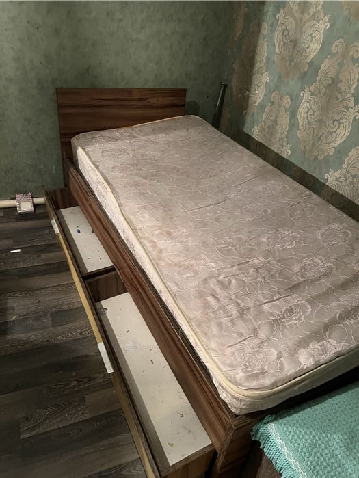 Стол кровать с матрасом