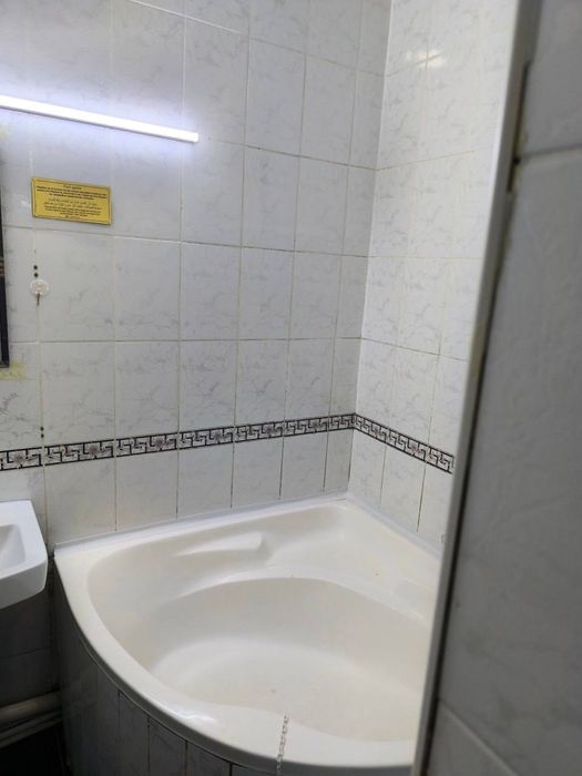 (Без маклер) 4 (5) хонали уй cотилади, 9 қаватли уйни 4 қавати.