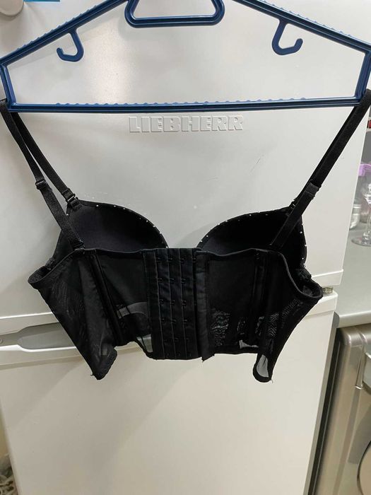 Чисто нов стилен черен топ с блестящи камъчета