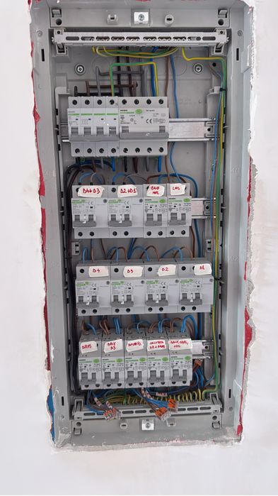 Electrician cu experienta